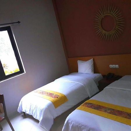 Hotel Transit Пасуруан Екстериор снимка