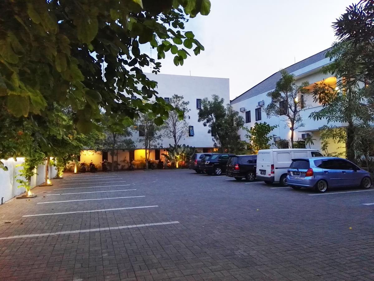 Hotel Transit Пасуруан Екстериор снимка