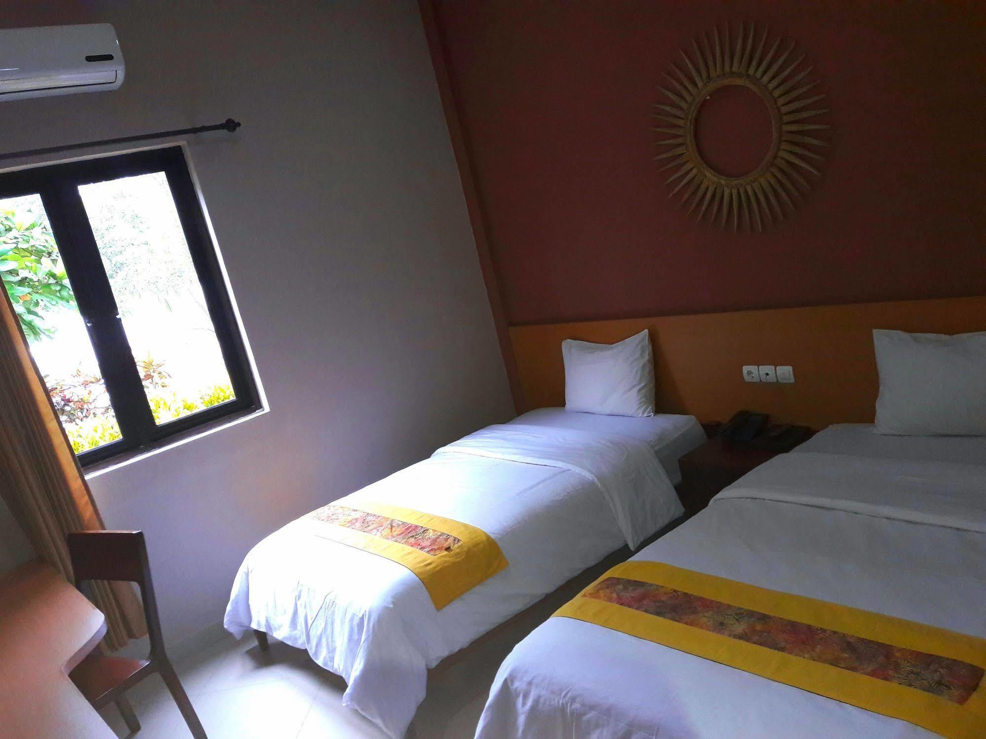 Hotel Transit Пасуруан Екстериор снимка