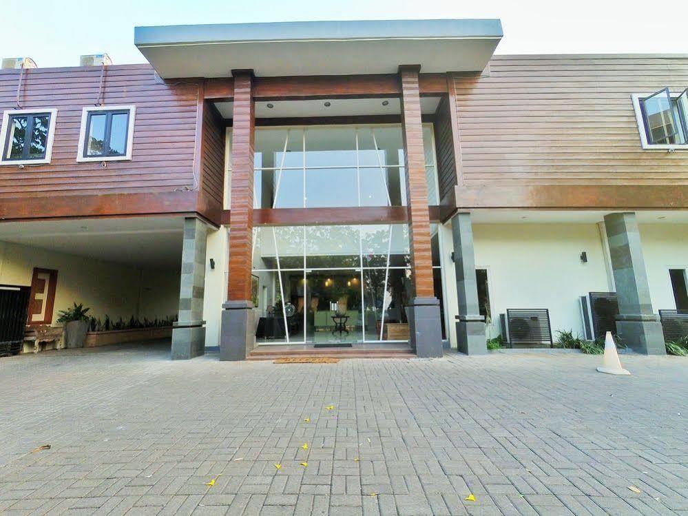 Hotel Transit Пасуруан Екстериор снимка